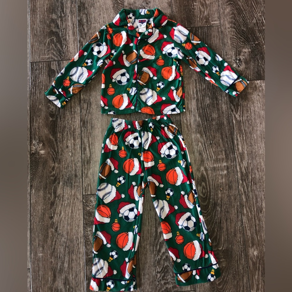 Up-Late Christmas Sports 2-piece Pajama Set- Size 4 ⚽️🏀🏈⚾️